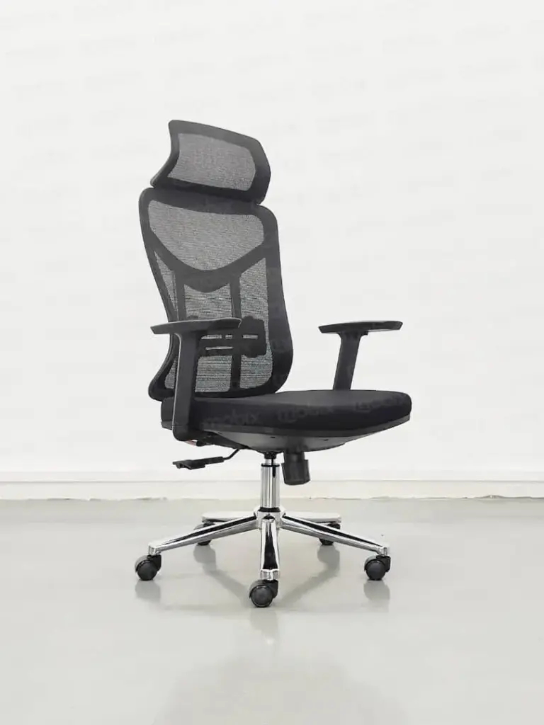 Chaise Directionnelle Filet Avec Accoudoirs En Plastique à Hauteur Réglable Noir Et Repose Tête Piétement Métallique Chromé